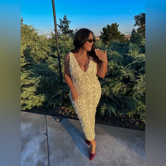 NWOT House of CB CARENA CREME PLUNGE FLORAL APPLIQUÉ MAXI DRESS - Picture 12 of 13